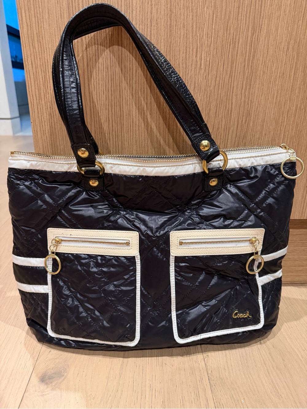Coach Poppy Ski Bunny Glam Quilted Tote Black
2010 Limited Edition